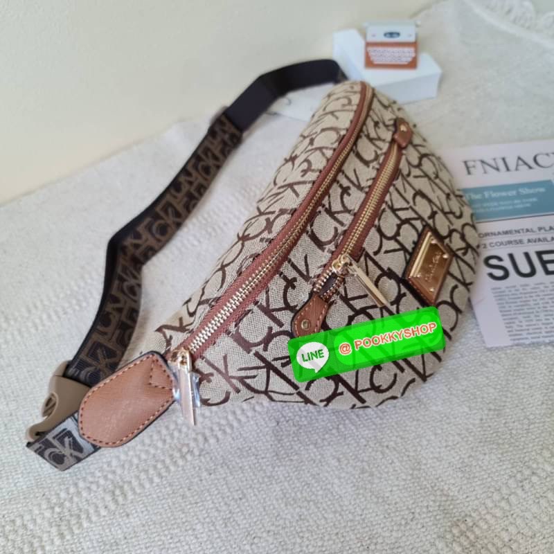 Ck คาดอก คาดเอว สุด cool มาเสิรฟ์ 3 สีสวยๆ เลย ใส่ของได้ถึง 2 ช่องด้วยกัน สายปรับระดับได้เยอะมากค่ะ