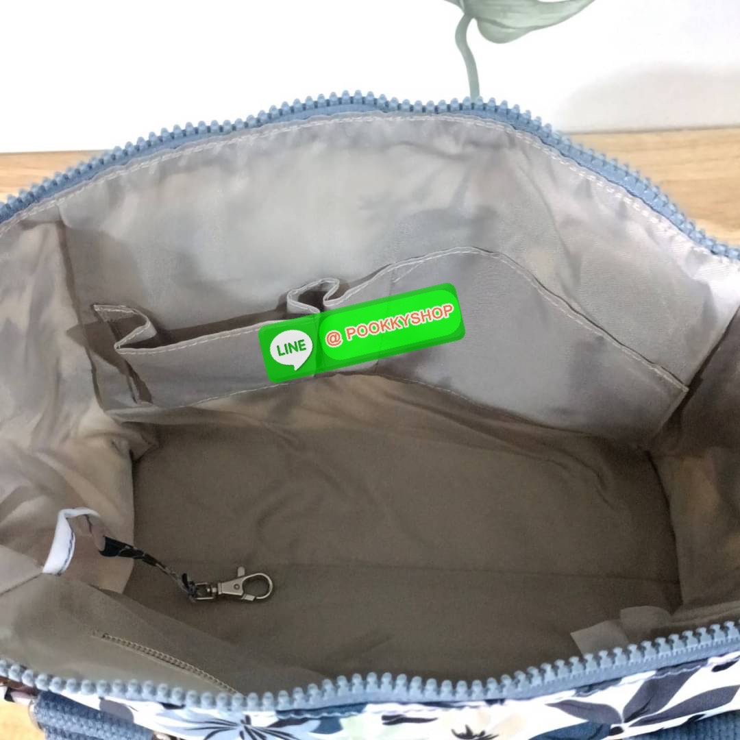 KIPLING AMIEL Medium Handbag กระเป๋าถือหรือสะพาย วัสดุ Nylon + Polyester ช่องหลักเปิด-ปิดด้วยซิป โล่ง กว้าง สามารถจุของได้เยอะ ด้านในมีช่องใส่ของทั้งซ้ายและขวา ด้านหลังมี ช่องลึกอีก 1 ช่อง พร้อมสายสะพายยาวปรับได้ free size เหมาะกับวันไปทำงาน วันสบายๆ สามา