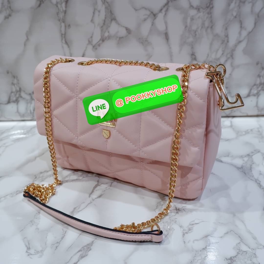 lyn มาแล้วจ้าา ใครสายลูกคุณหนู สวยหรูดูแพง ต้องรีบจัดแล้ว! กระเป๋าทรงเหลี่ยมใบใหญ่ จุของได้เยอะม๊ากกกก สายกระเป๋าเป็นโซ่สีทองปรับระดับได้ เปิด-ปิดด้วยกระดุมแม่เหล็ก ด้านหน้าปักหมุดlogo brand แอบกระซิบว่าถึงใบจะใหญ่แต่เบาสบายไม่ปวดไหล่นะจ๊ะ ด้านหลังมีช่องใ