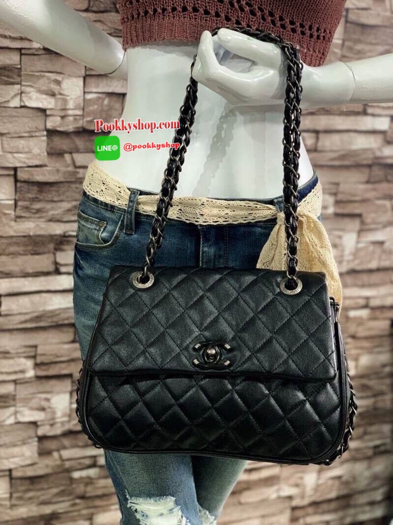 Chanel Quilted Chain Sling Bag วัสดุหนังแกะสังเคราะห์ขึ้นลายตารางหนังสวยอยู่ทรง ดีไซน์ไฮโซ เปิดปิดด้วยฝาปิดกระดุม ภายในมีโลโก้และช่องใส่ของ ใส่กระเป๋าสตางค์ใบยาว มือถือ ของจุกจิกได้เยอะ น้ำหนักเบา ด้านหลังมีช่องใส่ของ มาพร้อมสายโซ่ร้อยหนัง อะไหล่ดำคลาสสิค