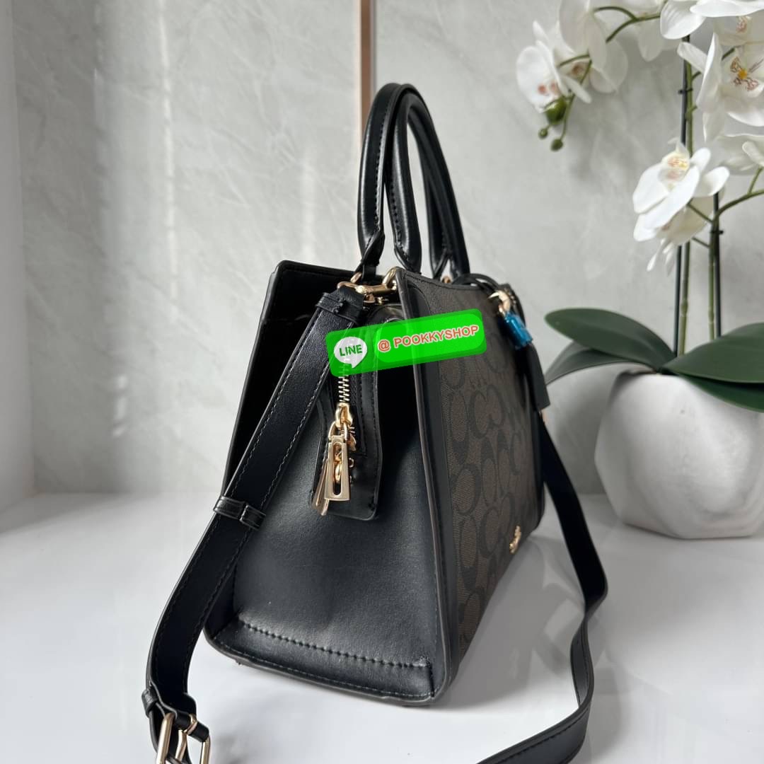 COACH ZOE CARRYALL IN SIGNATURE CANVAS (F87665) กระเป๋าถือหรือสะพาย ผู้ดีคุณนาย วัสดุหนังแคนวาส ตัดขอบหนังแท้ เปิด-ปิดด้วยซิปคู่ ตกแต่งด้วยตัวล็อคแม่กุญแจห้อยด้านหน้า ด้านในเป็นช่องกว้างใส่ของได้เยอะ มีสายสะพายยาว ถอด-ปรับระดับได้ สวย หรู ดูแพงมาก