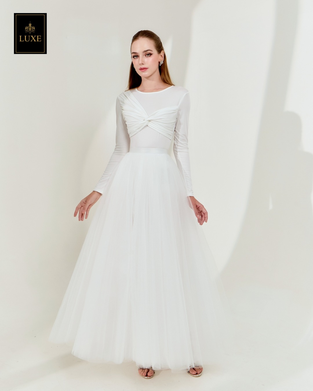 เสื้อแฟชั่น เสื้อคอกลมแขนยาว ลูกเล่นทวิสต์ที่คอเสื้อ ทรงเข้ารูปเล็กน้อย