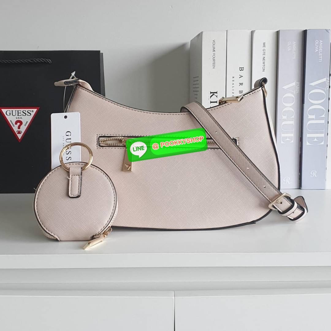 รุ่นใหม่ล่าสุด! GUESS ALEXIE TOP ZIP SHOULDER BAG กระเป๋าทรงยอดฮิต ซื้อ1ได้ถึง2ไอเท็ม วัสดุตัวหนังลาย SAFFIANO สวยหรู เปิดปิดด้วยซิปยาว ด้านในใส่กระเป๋าสตางค์ยาว มือถือได้ทุกรุ่น พร้อมช่องซิปและช่องใส่บัตรแยกให้ เพิ่มความน่ารักด้วย กระเป๋าใส่เหรียญใบเล็กท