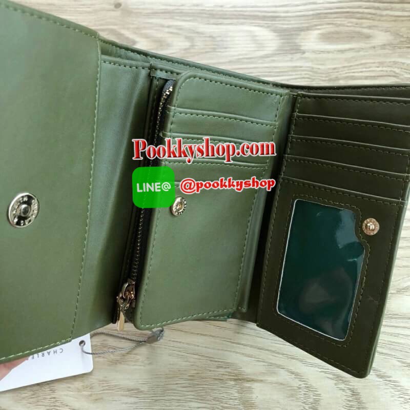 New!! Charles & Keith Front Flap Detail Wallet ด้านหน้าแต่งโลหะเหล็ก ปั๊มโลโก้แบรนด์ เปิด - ปิดด้วยกระดุมแม่เหล็ก ด้านในมีช่องใส่บัตร ช่องใส่รูป ช่องใส่ธนบัตร 2 ช่อง และช่องซิปใส่เหรียญ