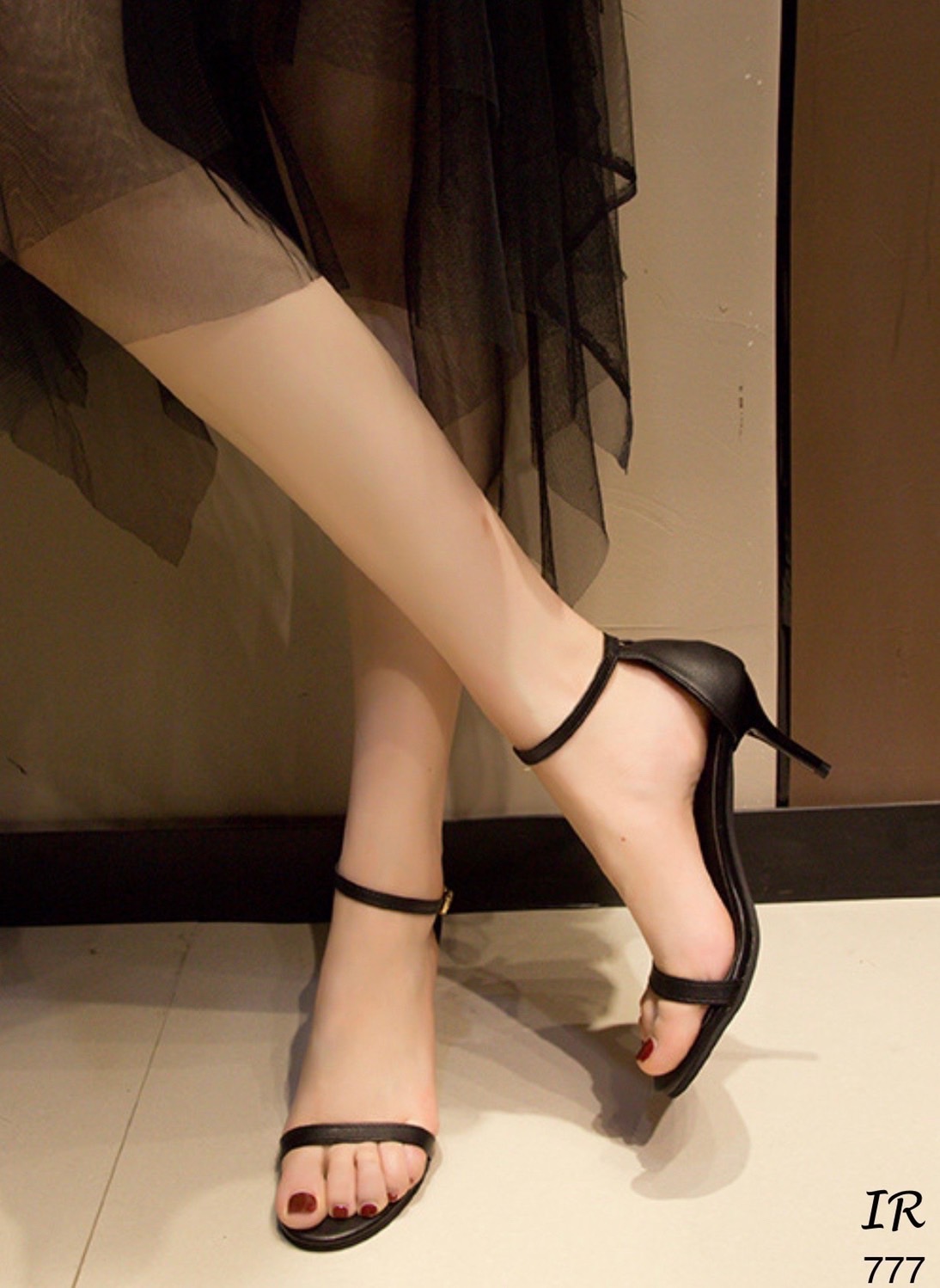 แบบขายดี!!! พร้อมส่ง งานนำเข้า สุดคลาสสิค ส้นสูงหนังเส้น สายตะขอเกี่ยวปรับได้ สูง 2.7 นิ้ว แมทซ์เสื้อผ้า แบบเบสิค ควรมีติดตู้ค่า