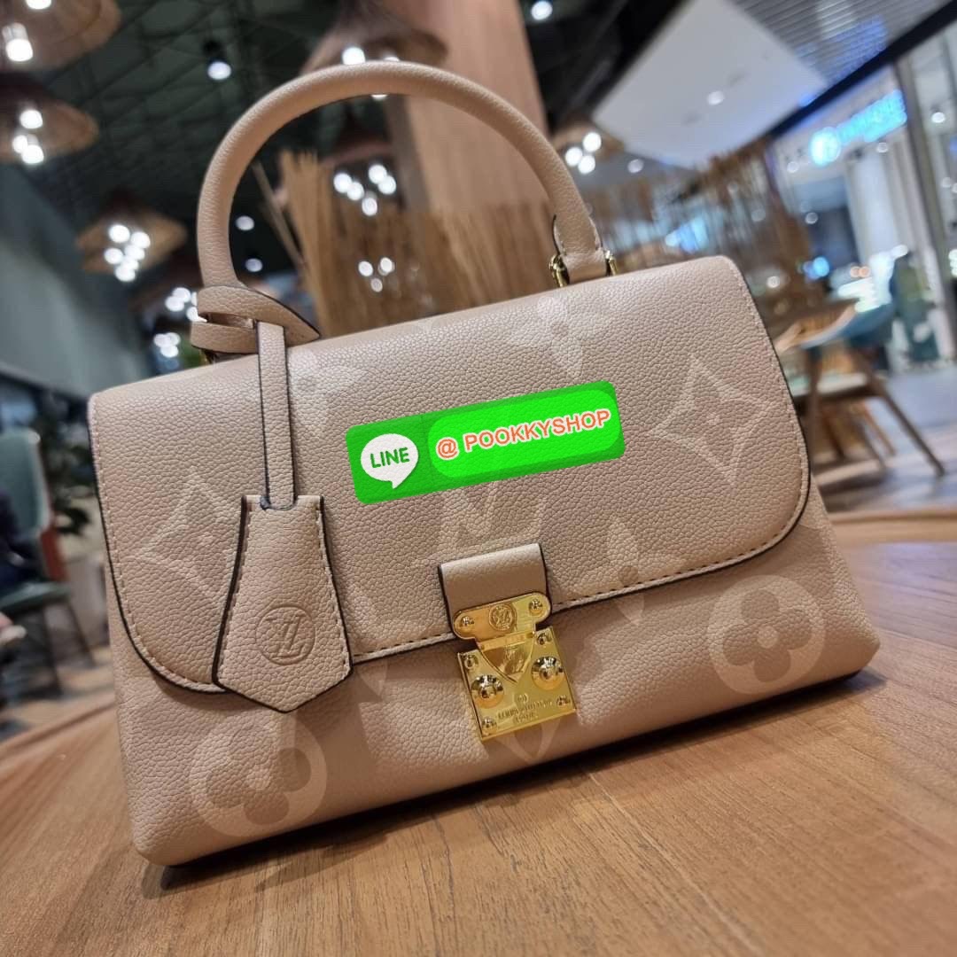 LV MADELEINE BAG ใหม่ล่าสุด อีกหนึ่งรุ่นคลาสสิคหายาก จากเคาน์เตอร์ dutyfree ที่สาวๆรอคอย กระเป๋าถือ/สะพายข้าง ดีไซน์เรียบง่าย แต่เต็มไปด้วยดีเทลความหรู วัสดุหนังวัวปั๊มลายเอกลักษณ์ เปิด‐ปิดด้วยอะไหล่กดล็อคสีทองหรู และมีพวงหนังห้อยพิเศษแถมมาให้ด้วย ภายในแบ