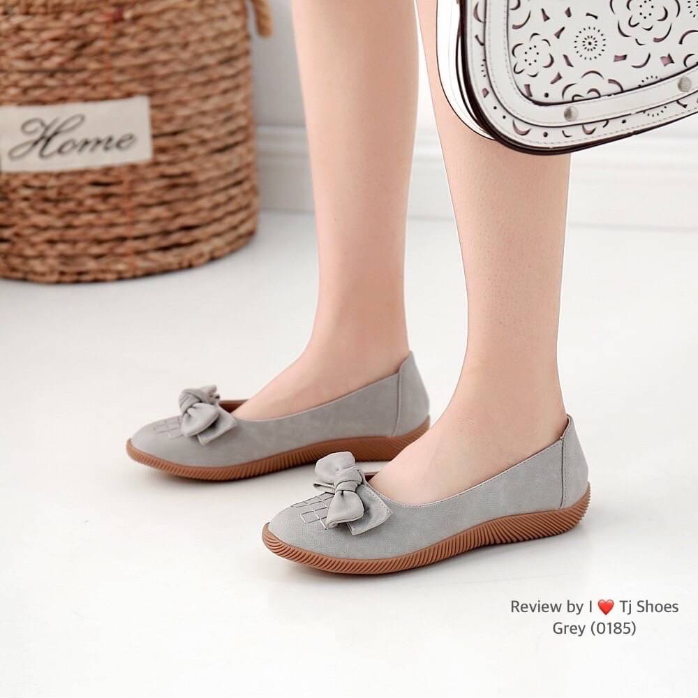 พร้อมส่งรองเท้าเพื่อสุขภาพ ที่ทั่งเกร๋ทั้งน่ารักสุดๆ รองเท้ารุ่นนี้เป็นงานสั่งทำพิเศษ หนังนิ้มนิ่ม พื้นบุนวมนิ่มทำให้ใส่สบายเท้าขึ้น น้ำหนักเบา ใส่นุ่มเดินทั้งวันได้สบายมากๆ ส้นยางเกรดพรีเมี่ยมอย่างดี แมทกับชุดอะไรก็เกร๋ เป็นรุ่นแนะนำ ซื้อไปรับรองไม่ผิดหว