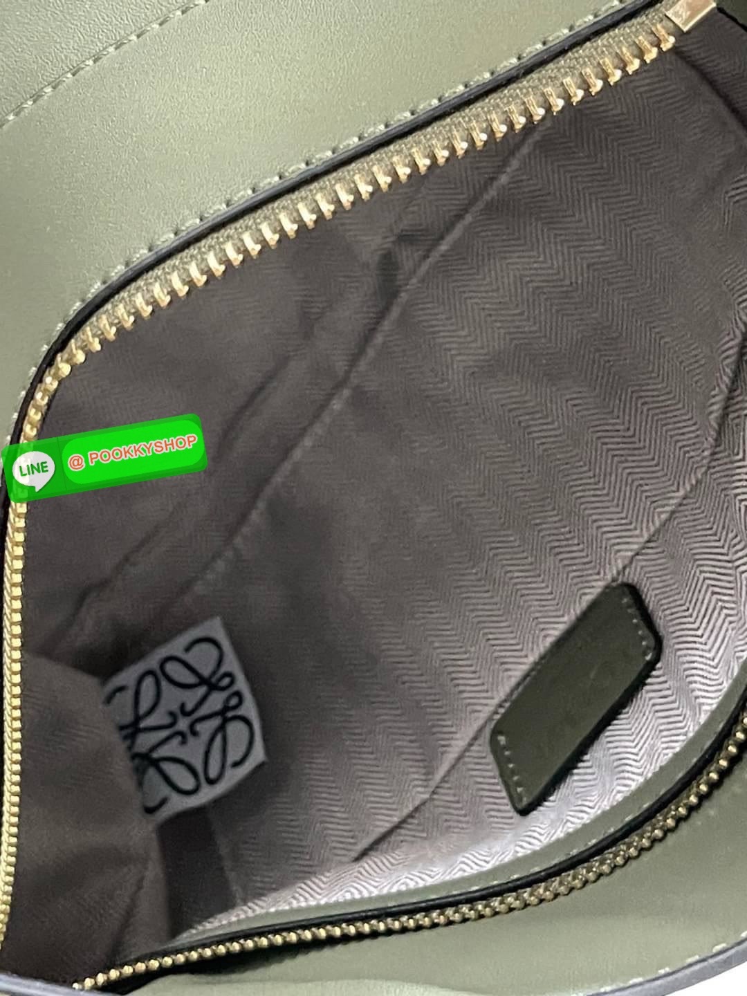 💕Loewe Puzzle Hobo bag กระเป๋ารุ่น Puzzle มีความพิเศษในหลายด้าน ไม่ว่าจะเป็นรูปทรงที่แปลกใหม่ มินิมอลด้วยโลโก้อนาแกรมแบบประทับ ดูหรู เป็นกระเป๋า Unisex ที่ไม่ว่าคุณจะเป็นผู้หญิงหรือผู้ชายก็ใช้งานได้ ลายกระเป๋าได้มาจากการนำหนังมาเย็บต่อกันทั้งหมด ถ