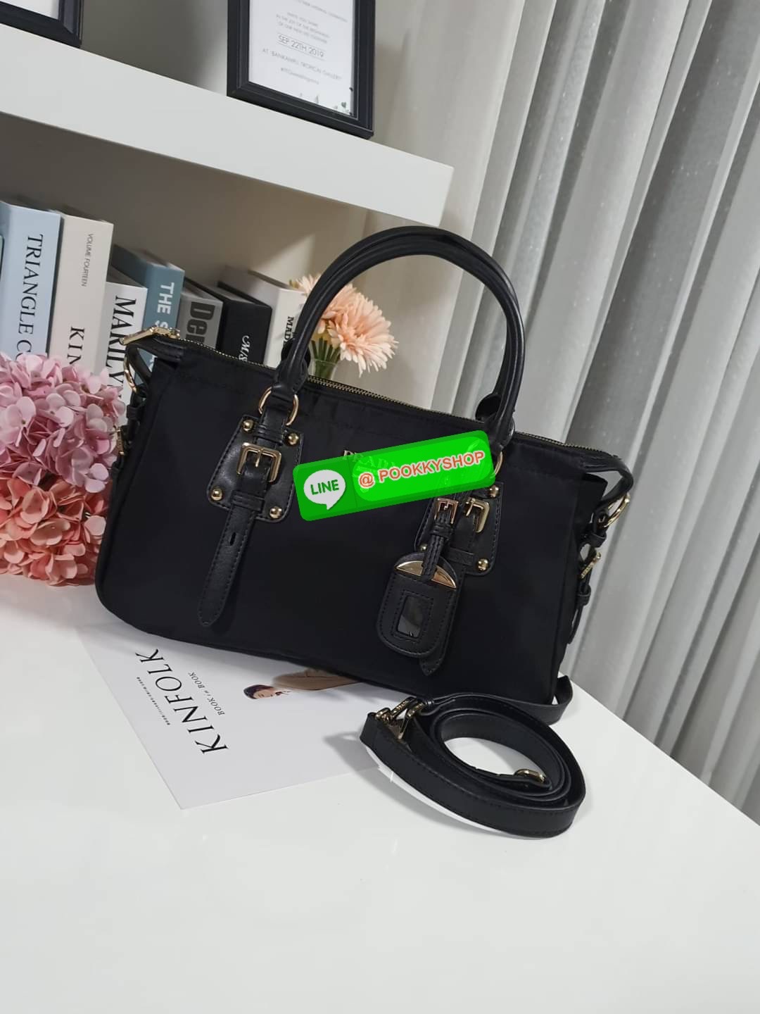 รุ่นยอดฮิต !!! ปังปุริเย่ 🎉🎉 กระเป๋าทรง HANDBAG จากงานพรีเมี่ยมกิ้ฟ จากเคาเตอร์ต่างประเทศ มาแล้วค่า กระเป๋าถือทรงหรู จากแบรนด์ PRADA เป็น กระเป๋าผ้าไนล่อน ตกแต่งรอบใบได้ สวยมาก ด้านในมีช่องซิปและช่องใส่ของ เป็นสัดส่วน อะไหล่ทองหรู ขนาดกำลั