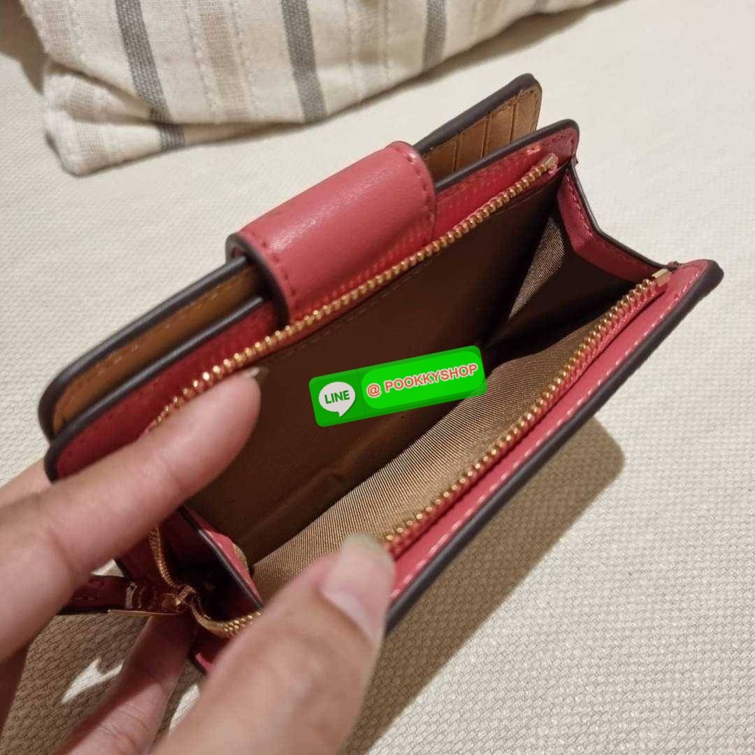 COACH C8730 MEDIUM CORNER ZIP WALLET IN SIGNATURE CANVAS WITH WILDFLOWER PRINT คอลเลคชั่นใหม่ กระเป๋าสตางค์ใบกลาง ดีไซน์ใหม่ สุดหรู คละลายพริ้นท์เต็มใบ น่าใช้ไปอีก วัสดุหนังแคนวาสเคลือบลาย ภายในมีช่องใส่บัตร ใส่ธนบัตรได้ครบ และมีช่องซิปแยก ใบจริงสวยมากๆ แ