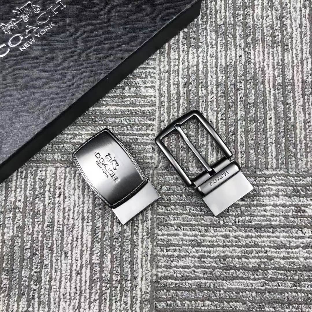 Set เข็มขัด coach 2 หัว ใส่แบบเจาะรูเข็มขัด สายลายC นูนสลับกับด้านเรียบ สลับใช้ได้ 2 ด้าน ทั้งยังสามารถเจาะรูเพิ่มได้ รุ่นนี้มาพร้อมป้ายแท็กแบรนด์ หัวเข็มขัดใส่ได้ง่าย ถอดได้ไม่ยาก ซื้อเป็นของขวัญของฝาก ดูดีมากๆเลยนะคะ