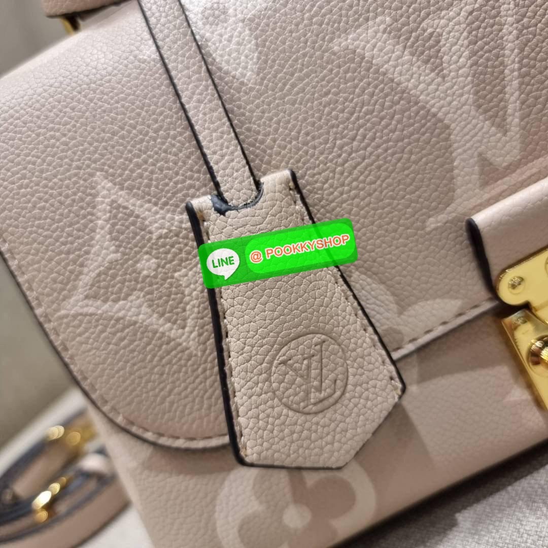 LV MADELEINE BAG ใหม่ล่าสุด อีกหนึ่งรุ่นคลาสสิคหายาก จากเคาน์เตอร์ dutyfree ที่สาวๆรอคอย กระเป๋าถือ/สะพายข้าง ดีไซน์เรียบง่าย แต่เต็มไปด้วยดีเทลความหรู วัสดุหนังวัวปั๊มลายเอกลักษณ์ เปิด‐ปิดด้วยอะไหล่กดล็อคสีทองหรู และมีพวงหนังห้อยพิเศษแถมมาให้ด้วย ภายในแบ