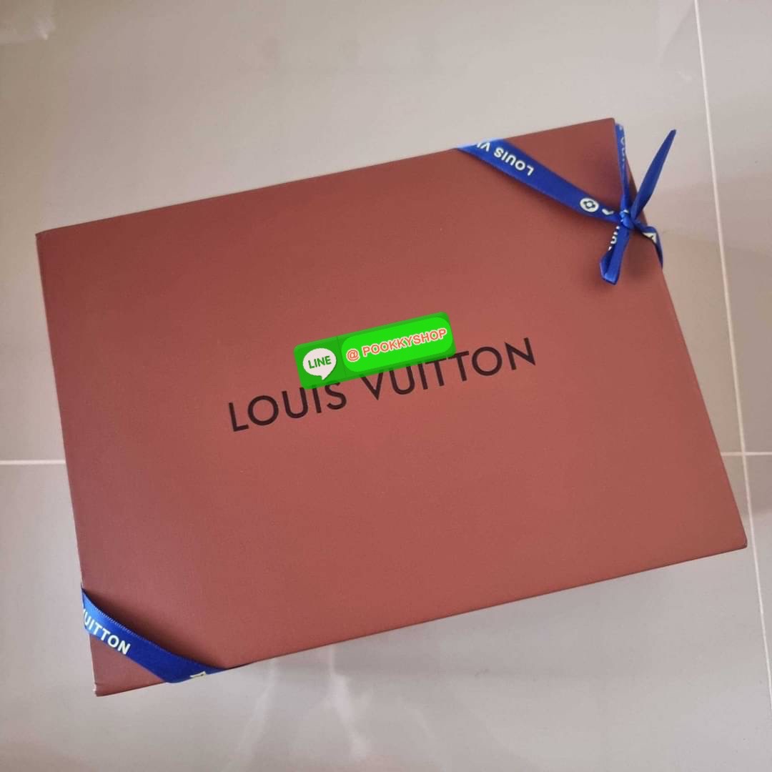 LV SIDE TRUNK สุดยอดกระเป๋าไอคอนนิค ทรงสวย ใหม่ล่าสุดจากเคาน์เตอร์ dutyfree สวยมีเสน่ห์ รูปทรงกล่อง โดดเด่นด้วยหมุดเข้ามุม ซิปเปิด-ปิดล็อคได้ วัสดุหนังแคนวาส ภายในเป็นช่องโล่ง มีสายสะพายมาให้ถึง 2 เส้น คล้องแขน คล้องไหล่เก๋ๆ หรือสะพายข้างชิคๆ พร้อมตอบรับไ
