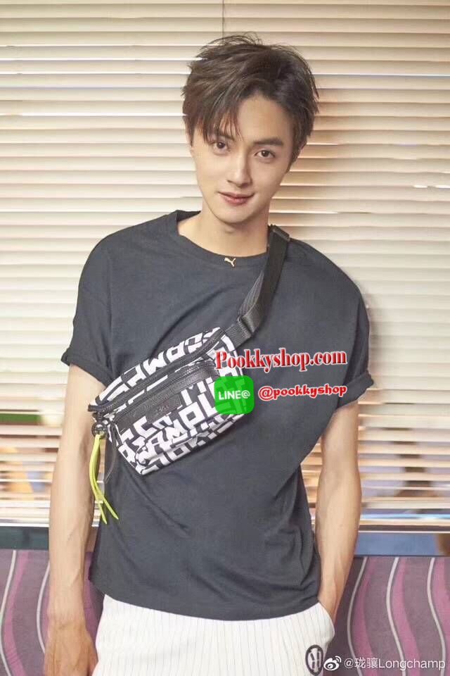 Longchamp Le Pliage Graphic Nylon Belt Bag กระเป๋า คาดอก / คาดเอว ลายกราฟฟิก วัสดุเนื้อผ้า Nylon Canvas เคลือบกันนำ้ ตัดด้วยหนังแท้ที่มีน้ำหนักเบา มี 2 ช่องซิปสะดวกใช้ ดีไซน์เรียบง่ายแต่เต็มไปด้วยความคลาสสิก ที่จับหัวซิปปั้มแบรนด์ จุของได้เยอะ ใบนี้แนะนำเ