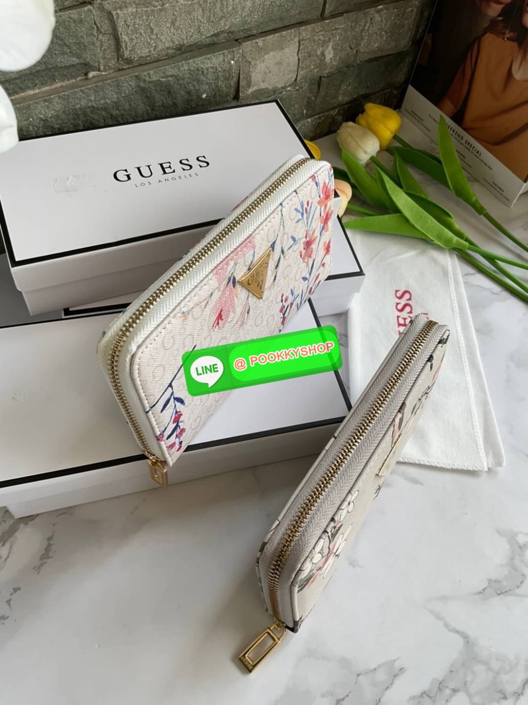 GUESS ABREE PRINTED ZIP-AROUND WALLET กระเป๋าสตางค์ใบยาวหนังซาเฟียโน่พิมพ์ลายดอกสวยหรู ด้านหน้าประดับโลโก้แบรนด์ เปิดปิดด้วยซิป ภายในแบ่งเป็น 3 ช่องหลักใส่ธนบัตรได้ มีช่องซิป 1 ช่อง ช่องใส่บัตร 8 ช่อง และมีช่องด้านหลังใส่บัตรสามารถใสธนบัตรได้อีกด้วย สามาร