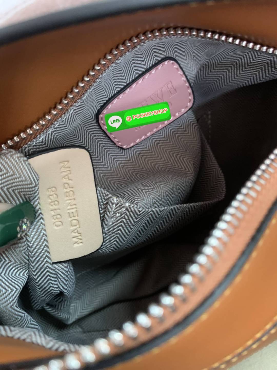 NEW IN! LOEWE CROSSBODY BAG VIP GIFT WITH PURCHASE (GWP) กระเป๋าถือหรือสะพาย Limited Edition จาก LOEWE PERFUME DUTYFREE COUNTER วัสดุ Leather Calfski หนังแท้ (หนังวัว) งานสวยตั้งอยู่ทรง สีสันสดใสทูโน ขนาดกำลังดี น้ำหนักเบา อะไหล่เงิน