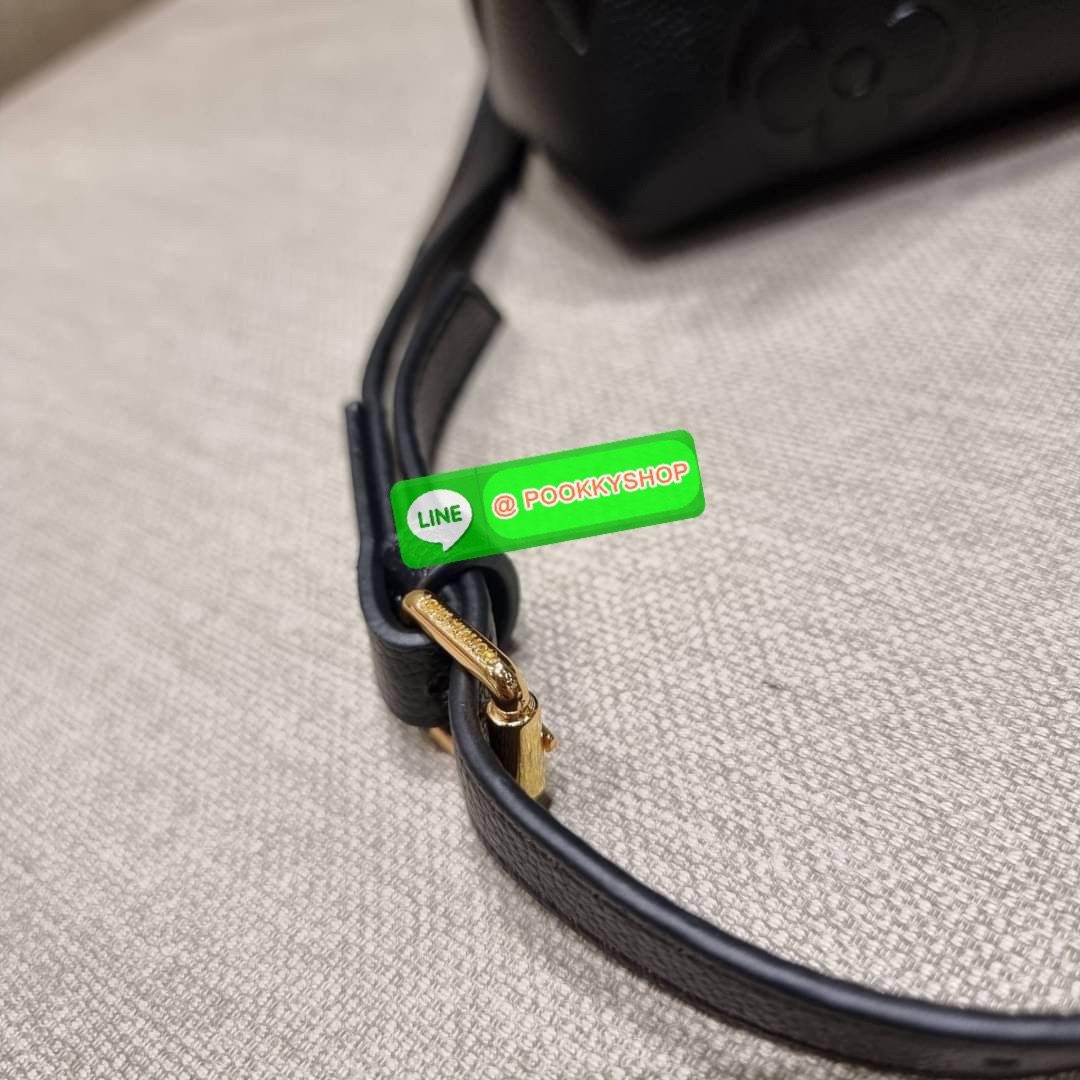 LV MADELEINE BAG ใหม่ล่าสุด อีกหนึ่งรุ่นคลาสสิคหายาก จากเคาน์เตอร์ dutyfree ที่สาวๆรอคอย กระเป๋าถือ/สะพายข้าง ดีไซน์เรียบง่าย แต่เต็มไปด้วยดีเทลความหรู วัสดุหนังวัวปั๊มลายเอกลักษณ์ เปิด‐ปิดด้วยอะไหล่กดล็อคสีทองหรู และมีพวงหนังห้อยพิเศษแถมมาให้ด้วย ภายในแบ