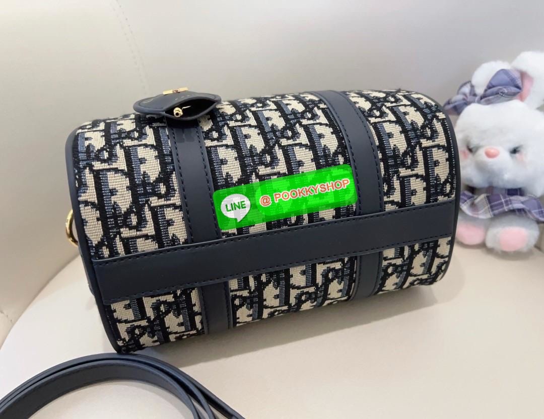 ต้องบอกว่าใบจริงสวยมากๆกับรุ่นนี้ ไม่ผิดหวังแน่นอน DIOR GROOVE BAG 2025 🔖มีไม่มากแล้วน๊าา หมดแล้วหมดเลย ใบกลาง สวยตามๆเซเลปในไทยและ ตปท.กันเลยค่ะ กับกระเป๋าจากDior วัสดุJacquard ทอลายแบรนด์ตัดขอบด้วยหนังแท้เนื้อแมทสุดคลาสสิค