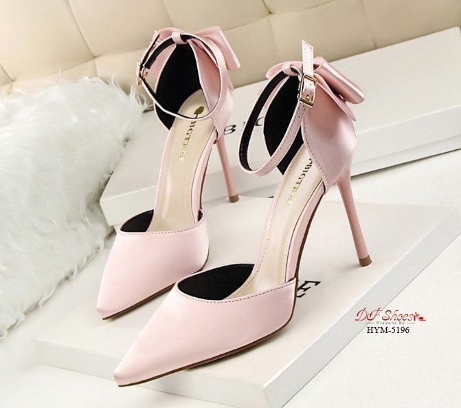 สินค้าพร้อมส่ง รองเท้าส้นสูงหัวแหลมรัดข้อนำเข้า วัสดุหนัง PU บุผ้าซาตินด้านนอก ดีไซน์โบว์ด้านหลัง เรียบหรู งานคุณภาพดีมาก งานจริงเหมือนรูป แมทง่ายกับทุกชุด ใส่ออกงานก็สวยหรูค่ะ