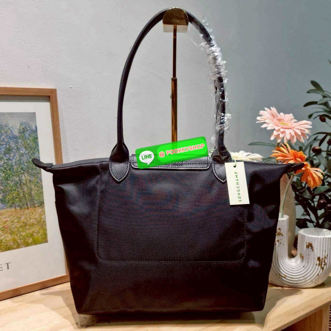 Longchamp le pliage energy M tote bag 🔆 Details เป็นอีกรุ่นที่แรงมาก จึ้งมาก! กระเป๋าสะพายไหล่ทรงโท้ท รุ่นยอดฮิต ดีไซน์ใหม่ให้ความสปอร์ตตี้มากขึ้น มาพร้อมขนาดใหม่ที่หลายๆคนรออยู่ น้ำหนักเบา ดีไซน์เรียบง่าย แต่ดูแพง ปากกระเป๋าออกแบบให้มีฝาปิดและซิป