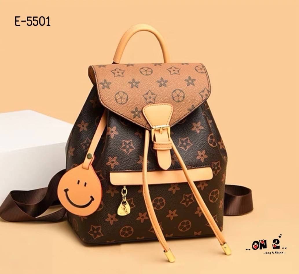 NEW-IN กระเป๋าเป้ทรงขนมจีบ ภูมิใจพรีเซ้น รุ่นใหม่ everyday bag เรียบเกร๋ หนังดี งานสวยค่า จุได้เยอะเลยค่า ใส่มือถือ คสอ.ได้ครบน้า