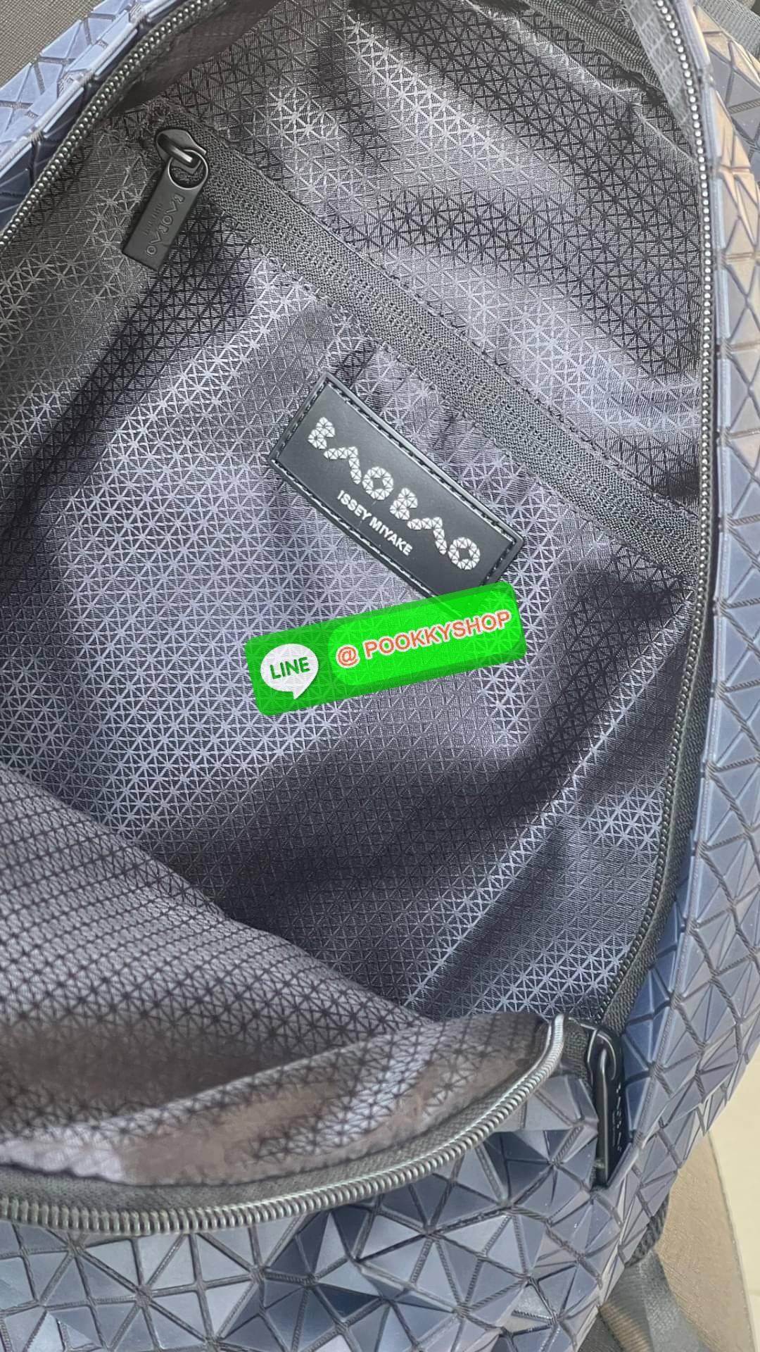 Bao Bao Issey Miyake Daypack geometric backpack กระเป๋าเป้ทรงคลาสสิก รองรับน้ำหนักได้ดี เหมาะกับการเดินทาง เป้สะพายหลังรุ่น Daypack One-Tone Backpack มาในรูปทรงกระเป๋าเป้สุดคลาสสิก โดดเด่นด้วยการออกแบบที่เป็นเอกลักษณ์ วัสดุสามเหลี่ยมขนาดเล็กพิเศษ ได้กลิ่น