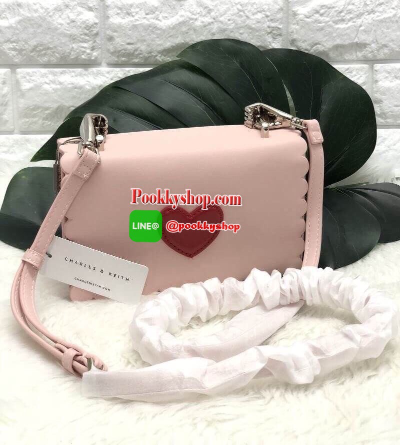 New arrival !!! Limited edition CHARLES & KEITH crossbody bag 2018 !!!! รุ่นหายาก นำเข้ายากมากกกจร้าา จำนวนจำกัด!!! กระเป๋าหิ้วหรือสะพายข้างได้ หนังเรียบ น้ำหนักเบา ด้านหน้ามีรูปหัวใจสีแดง แต่งขอบกระเป๋าสวยมากๆค่ะ เปิดปิดกระเป๋าแบบกระดุมแม่เหล็ก ภายในโล่ง