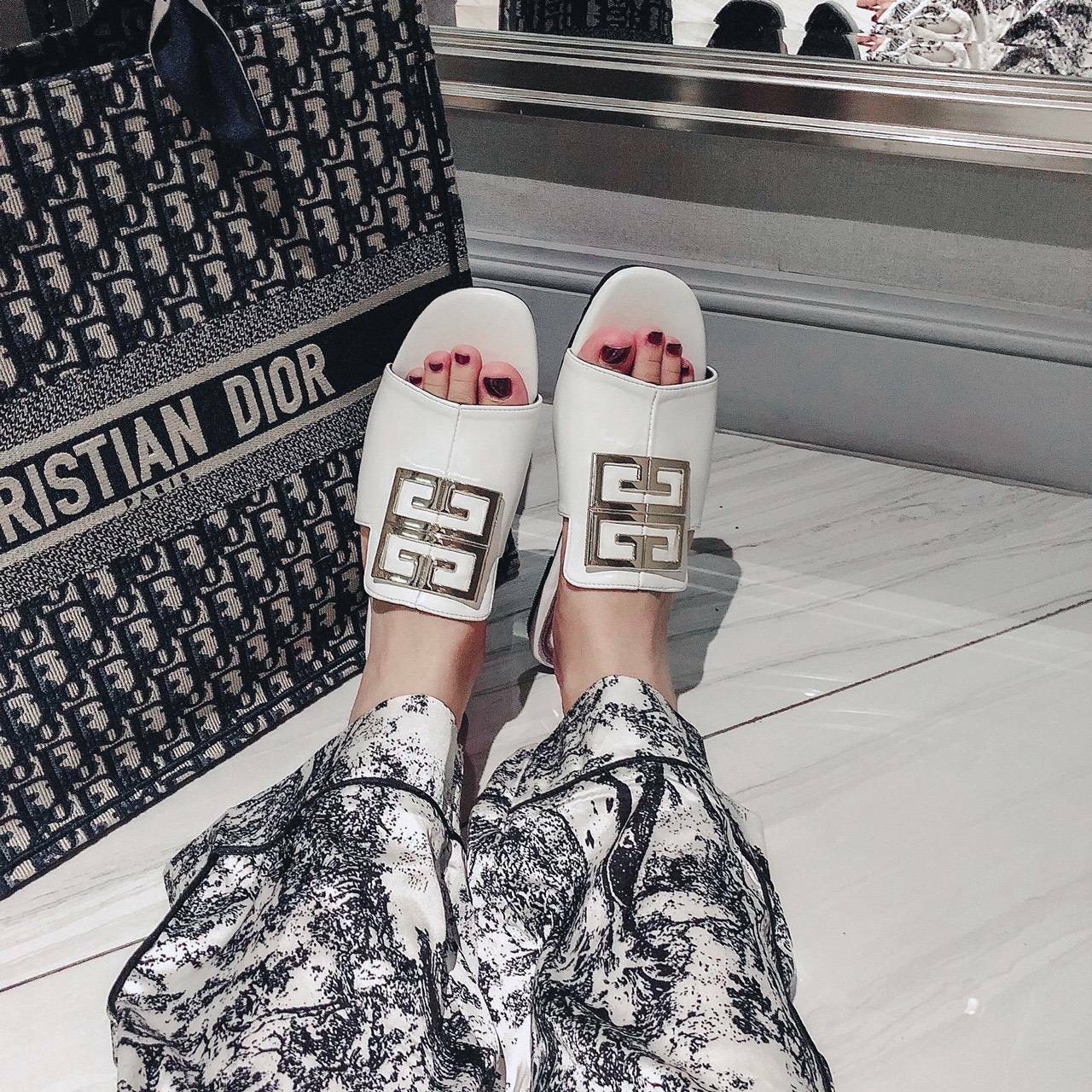 พร้อมส่ง ฮอตๆๆๆ เลยคะ ตัวนี้ เพิ่งมาคะ แตะ givenchy ตัวใหม่ล่าสุด รองเท้าแตะหน้าสวม หนังนิ่ม ทรงสวยมาก เก็บหน้าเท้าได้ดี สาวหน้าเท้ากว้างใส่ได้จ้า *งานปั้มแบรนด์ กล่องเรียบน๊า