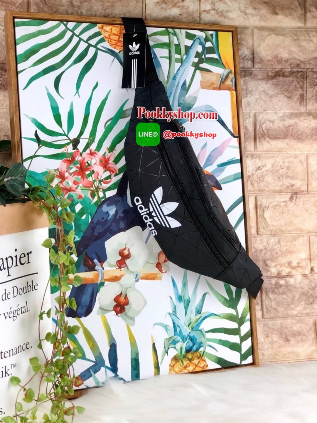 New arrival! Adidas belt bag รุ่นใหม่พร้อมส่งที่ไทยกับกระเป๋าคาดอก/คาดเอว วัสดุpuน้ำหนักเบา ที่ตัวกระเป๋าแต่งtexture สวยงาม ด้านหน้าสกรีนโลโก้แบรนด์มีช่องด้านหน้า ใส่ iPhone plus ได้รวมถึงเหรียญ/บัตรที่ใช้บ่อย และช่องใหญ่จุได้เยอะ ใส่กระเป๋าเงินใบยาวได้ ร