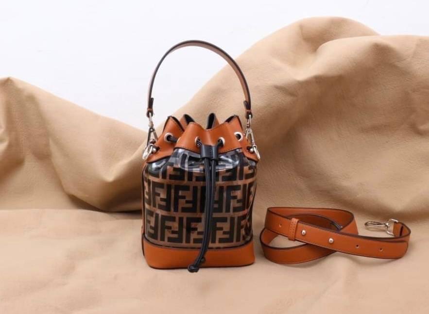 FF bag สวยกราบมากแม่.. ทนกระแสไม่ไหวจริงๆ ไม่มีไม่ได้แล้ว สวยเกร็งจนหายใจแทบไม่ออก งานสวยมาก ตัวพสาสติกใสอย่างหนา อะหลั่ยปั๊มทุกจุด รักเลยรุ่นนี้