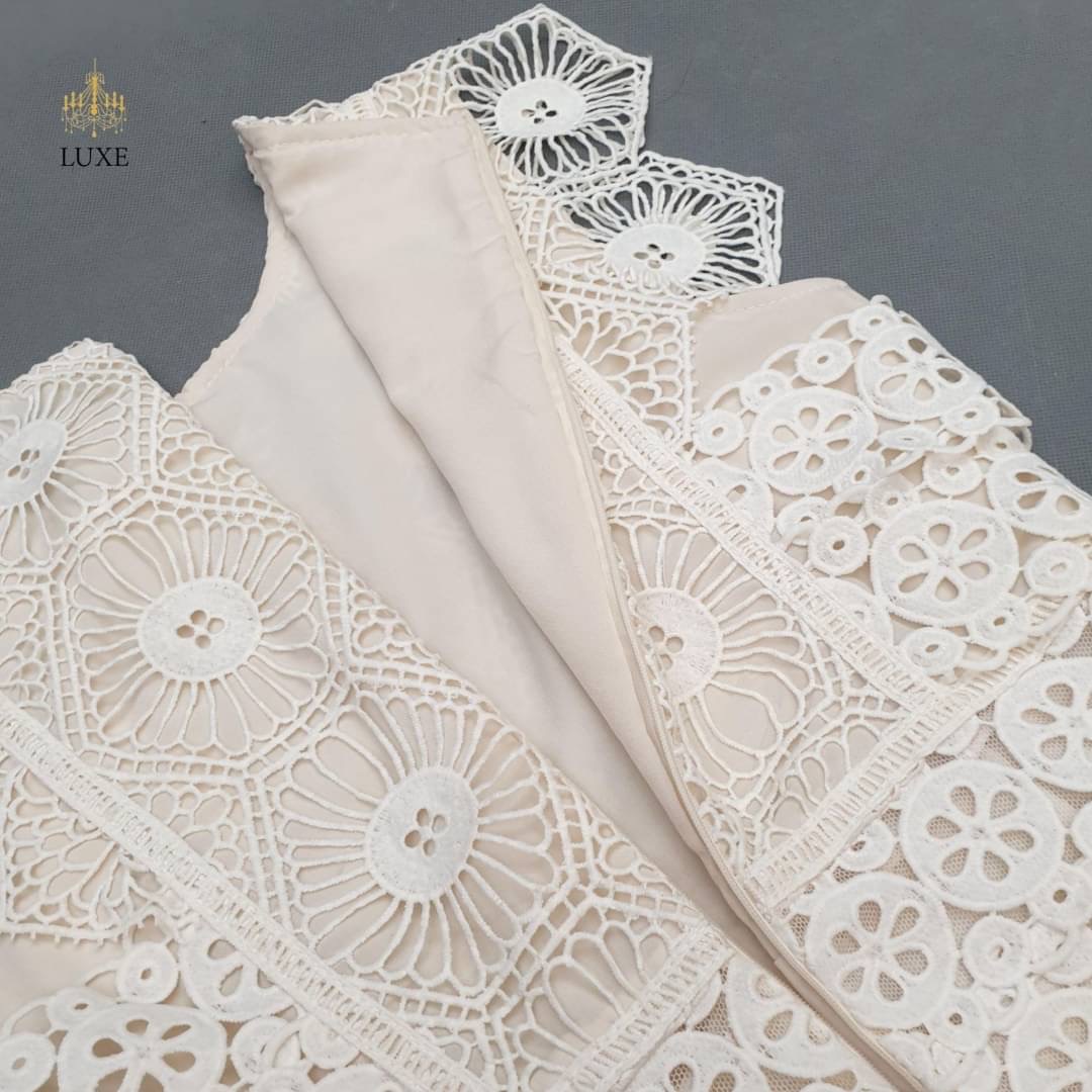 Guipure Lace Dress Label : LEA เดรสเสื้อคอกลมแขนกุด กระโปรงบานทรงเอยาวคลุมเข่า ทำจากลูกไม้โครเชต์เนื้อนุ่ม ทอลายสวยคมชัด แต่งสลับผ้าเน็ตซีทรู มีซิปซ่อนและซับในอย่างดี คัตติ้งเนี้ยบ เรียบหรูดูดีค่ะ