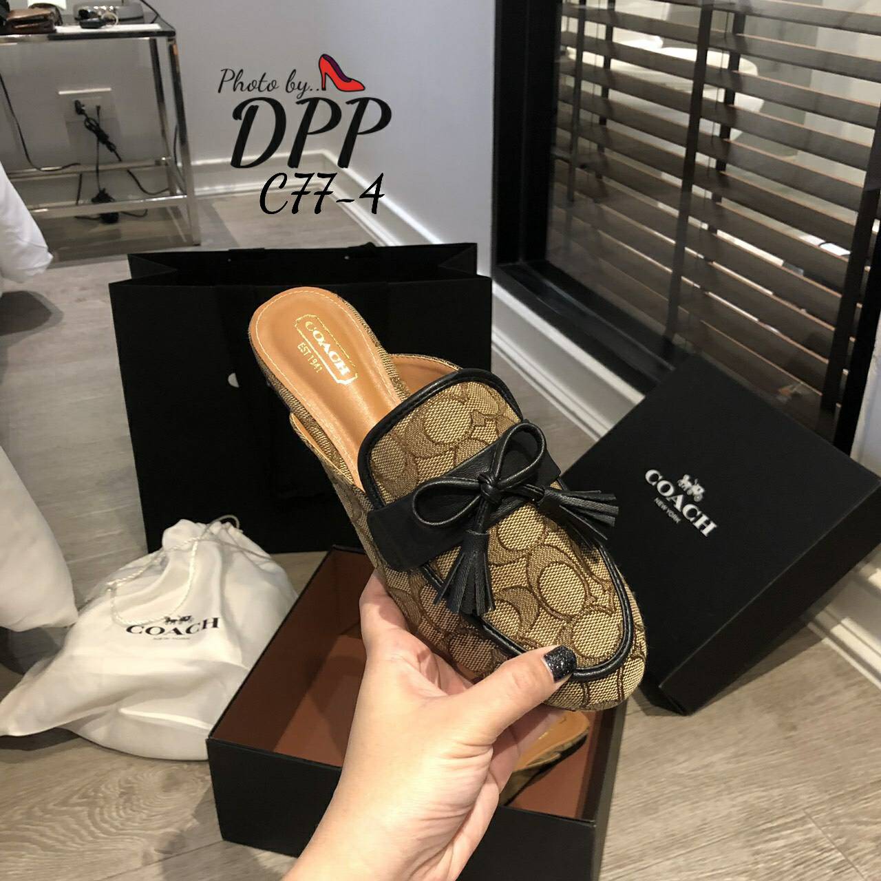 C77-4 พร้อมส่ง ตัวใหม่ hot hot ค้า รองเท้า coach ผ้าทอ ลายC งานสวย ไม่ใช่ผ้าสกรีนนะคะ งานชนช้อป ปั้มแบรนด์ collection ใหม่ปีนี้คะ (เพราะผ้าทอ จะเป็นผ้าเหมือนแท้ที่เอามาทำ กระเป๋าคะ ดีเทลผ้าสวยมาก) ที่สำคัญ