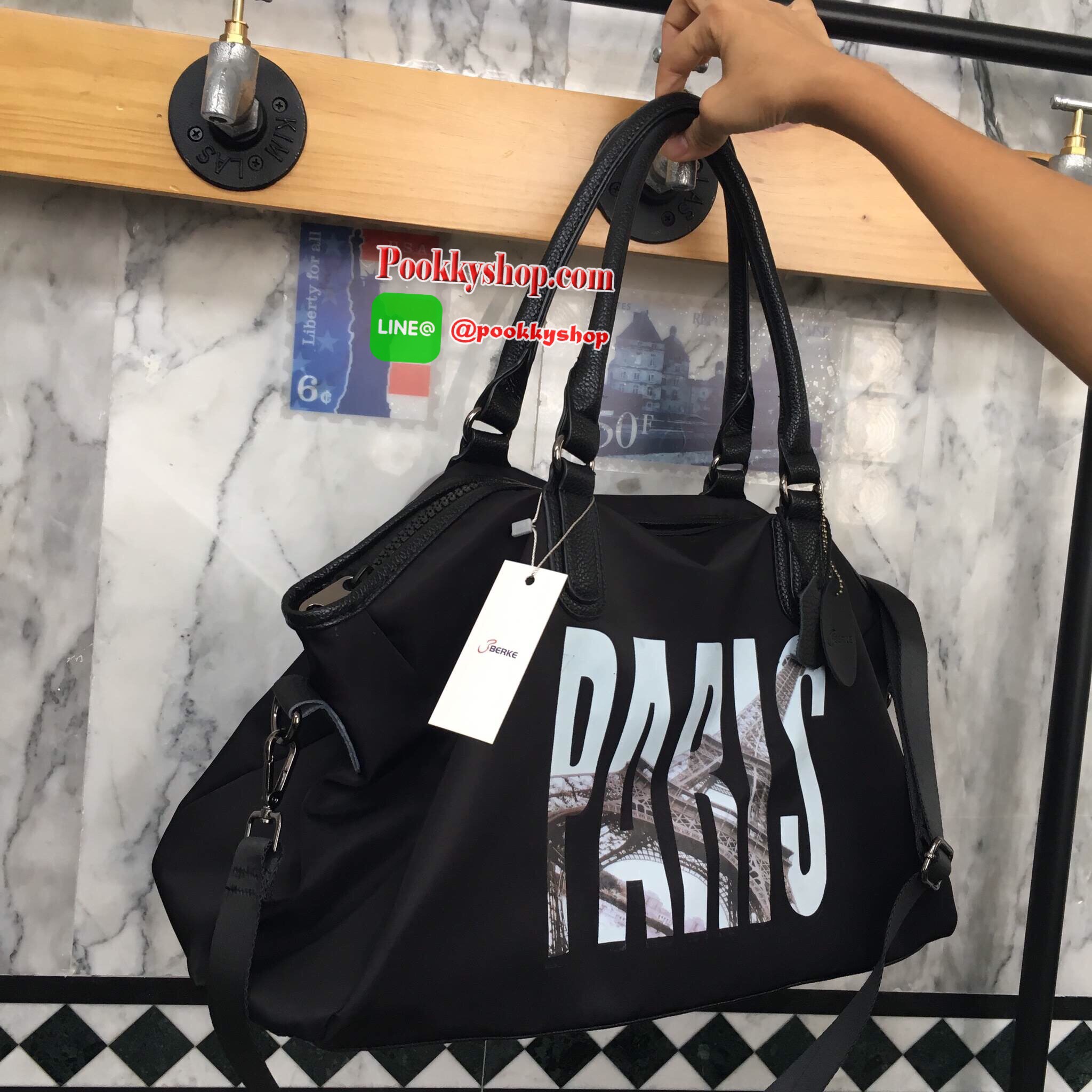 ใหม่ล่าสุด จากแบรนด์Berke กระเป๋าทรงเก๋ ใบใหญ่ ตอบโจทย์ สาวๆที่ของเยอะเลยคะ จุดเด่นที่ตัวกระเป๋าเป็นผ้าไนล่อนมีซับอย่างดี ทำให้ น้ำหนักกระเป๋าเบามากๆ สายจับ และ สายสะพายเป็นหนังนิ่ม ทนทานสุดๆ ภายในมีช่อง แยกเก็บของได้เป็นระเบียบมากๆ คะ ด้านข้างปรับเก็บทรง