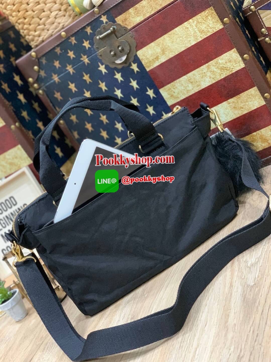 New arrival!! Kipling Kichirou BW combo Collection เปิดตัวคอลเลคชั่นใหม่จาก kipling ที่มีรุ่นและสไตล์แตกต่างกันออกไปแล้วแต่ไลฟ์สไตล์ของแต่ละบุคคล เป็นคอลเลคชั่นวัสดุpolymide100%สีดำล้วน ตัดเข้ากับอะไหล่และโลโก้ที่เป็นสีทองที่ดูแมทช์กัน ตัวโลโก้รองด้วยพื้น