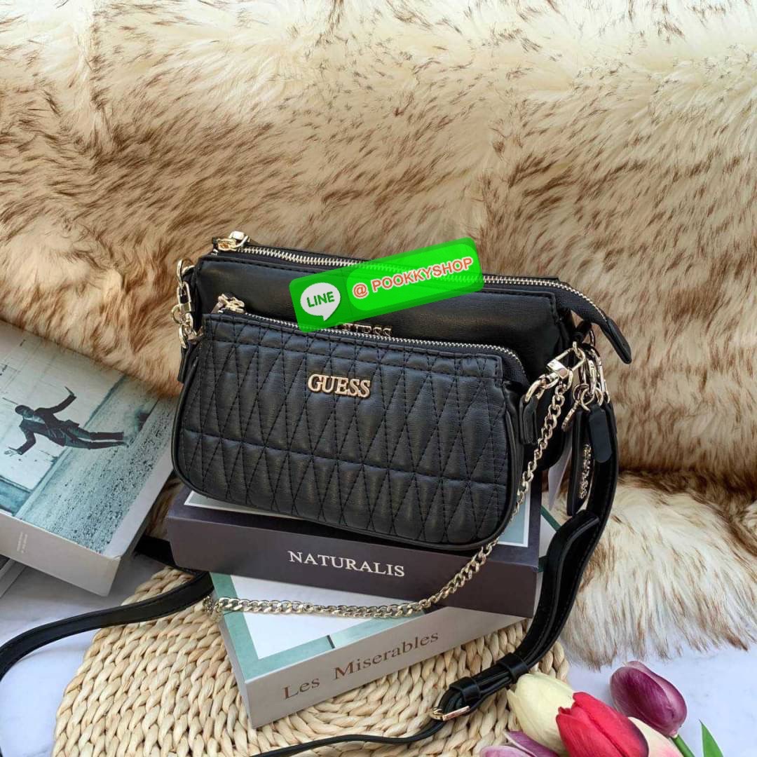Guess ซื้อ 1 ได้ถึง 2 วัสดุหนัง PU เนื้อนิ่ม มาพร้อมสายสะพาย 2 เส้น สายโซ่สั่นสำหรับสะพายคล้องไหล่ และสายหนังยาวสะพายคลอสบอดี้สามารถปรับระดับได้ สวยได้หลายลุค คุ้มสุดๆจ้า