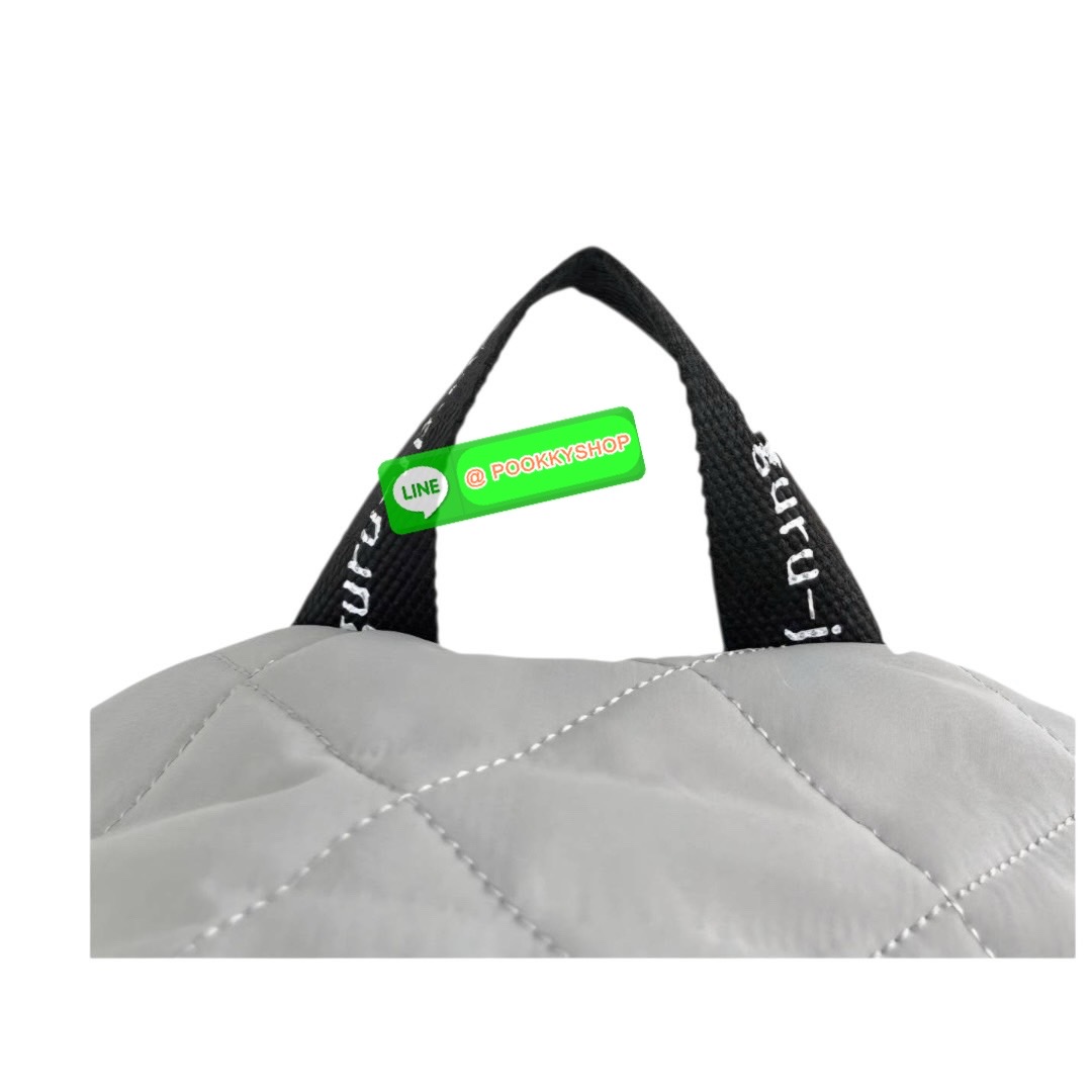 “ New Collection” 2025 Backpack Polyester Cat กระเป๋าควิลท์ใบนี้มีน้ำหนักเบา ใช้งานได้จริง และกันน้ำและคราบสกปรก โดดเด่นด้วยลายปักอันประณีตอันเป็นเอกลักษณ์ของ Matilda บนผ้าควิลท์เนื้อนุ่ม กระเป๋าใบนี้มาพร้อมเทปโลโก้และหูหิ้วพาราคอร์ดเพื่อรูปลักษณ์ที่โดดเด