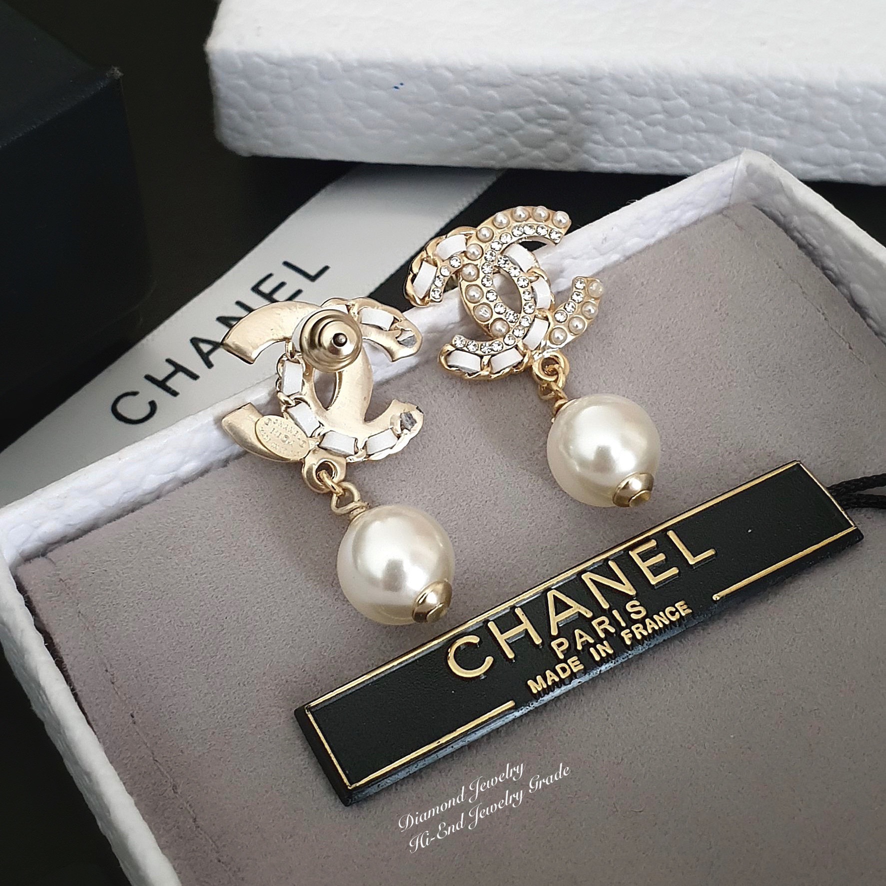 Super Hi-End Quality !!!! ((งาน 1:1 เหมือนในช็อปมากที่สุดในท้องตลาด)) Chanel Earring ต่างหูชาแนลงาน 1:1 เหมือนของแท้เป๊ะๆค่ะ รับรองงานสวยมากกกกก ดูหรู ดูผู้ดีสุดๆ งานดี คุณภาพดีมากๆมากๆคะรับประกันความพอใจเลยค่ะ ตัวเรือนสีทองอ่อน สวยมาก คอนเฟิม !!!!!