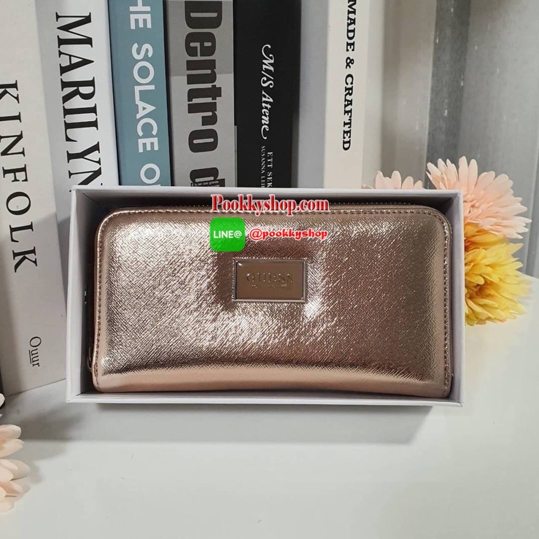 GUESS WOMEN'S WALLET กระเป๋าตังค์แบบซิปรอบ หนังลาย SAFFIANO ประดับโลโก้แบรนด์ด้านบน ด้านในมีซิปกลาง ไว้ใส่เหรียญ มีช่องใส่บัตรหลายช่อง ช่องใส่ธนบัตรมี2ช่องใหญ่ น้ำหนักเบา อุปกรณ์ครบ ห้ามพลาดค่า!