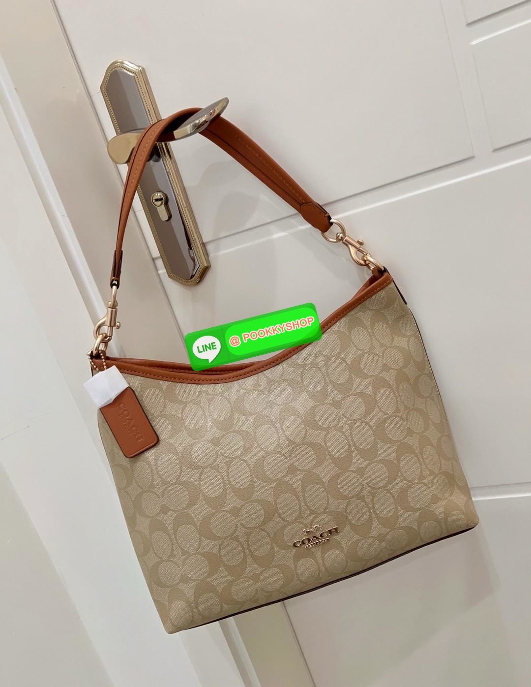 Coach Laurel Shoulder Bag In Signature Canvas (CR149) 🔖พร้อมส่ง สินค้าเข้าใหม่! กับกระเป๋าใบใหญ่กำลังดีเลยค่ะ หนังแท้ นิ่มสวย สีสวยค่ะ 🔖เปิด-ปิดกระเป๋าแบบซิป ภายในสุดโล่งกว้าง ใส่ได้จุมากๆ ยังมีช่องซิปยาวและช่องกระดุมสำหรับแยกใส่ของจุกจิกไ