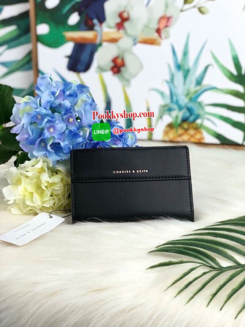 New! CHARLES & KEITH SHORT WALLET กระเป๋าเงินรุ่นใหม่สีสันน่ารัก วัสดุหนังเรียบ ด้านหน้ามีโลโก้แบรนด์ เปิดปิดแบบกระดุม มีช่องใส่บัตร 5 ใบ และช่องเล็กเก็บของได้ มีช่องซิปใส่เหรียญ สามารถใส่ธนบัตรได้ตามยาว แบงค์พันก็ใส่ได้จ้า รุ่นนี้ใช้กับกระเป๋าขนาดมินิ ได