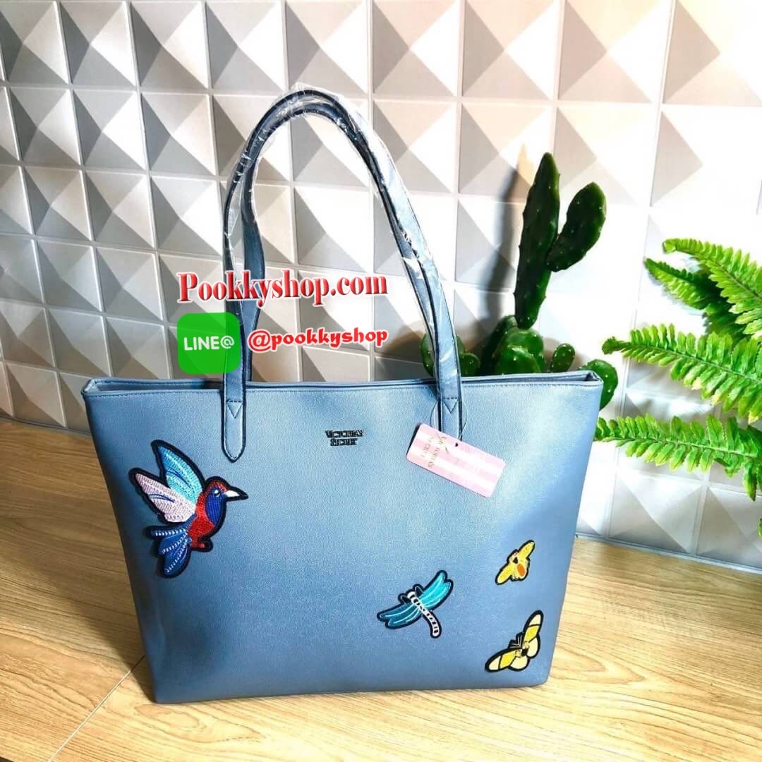 Victoria’s Secret Tote Bag 2019 กระเป๋าถือหรือสะพายลายหนังคาเวียร์ สวยด้านหน้าประดับด้วยโลโก้ ตัวกระเป๋าแต่งด้วยลายปักสวยเก๋ ปากกระเป๋าเปิดปิดด้วยซิปสะดวกใช้ ภายในมีช่องโล่งและช่องเล็กไว้แบ่งเก็บของ ใส่หนังสือ เอกสาร A4 Notebook ipad กระเป๋าสตางค์ ของใช้ไ
