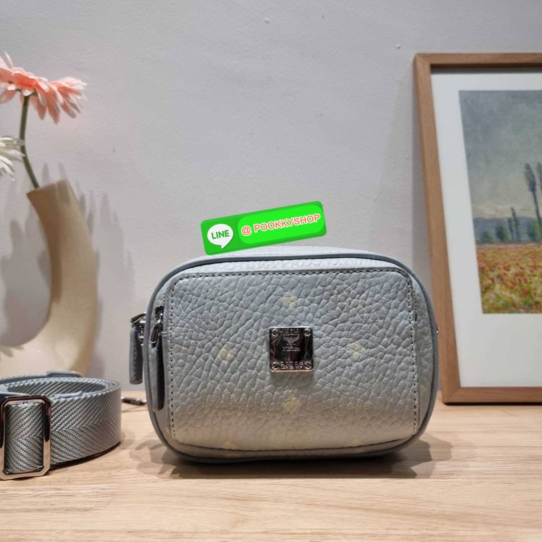 MCM X-MINI KLASSIK CROSSBODY BAG IN VISETOS รุ่นยูนิเซ็กส์มาแล้วจ้า!! ไซส์นี้ใช้ได้ทั้งหนุ่มๆสาวๆไปเลย กระเป๋าสะพายข้างทรงครอสบอดี้ ใบเล็กขนาดกะทัดรัด วัสดุหนังแคนวาสคุณภาพดี มีช่องหลัก 2 ช่อง ภายในมีช่องย่อยให้ 1 ช่อง มาพร้อมสายสะพายสปอร์ตที่ดีไซน์หรูไม่