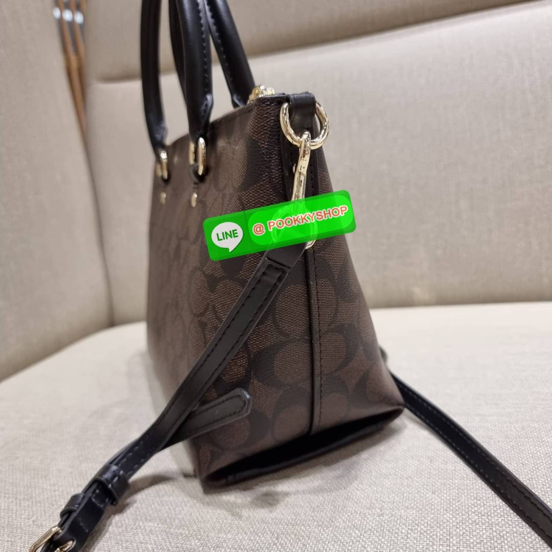 COACH F38089 MINI EMMA SATCHEL IN SIGNATURE CANVAS รุ่นหายาก รุ่นที่สาวๆตามหา จัดมาให้สมกับที่รอคอยกันไปเลยจ้า!! เป็นรุ่นที่ดีไซน์ออกมาให้ใช้งานง่าย สะดวก สวย หรู ดูดี!! กระเป๋าสะพายทรงสวย วัสดุหนังแคนวาสเคลือบลาย มาพร้อมสายสะพายข้างและหูจับในตัว ถอดออกถื