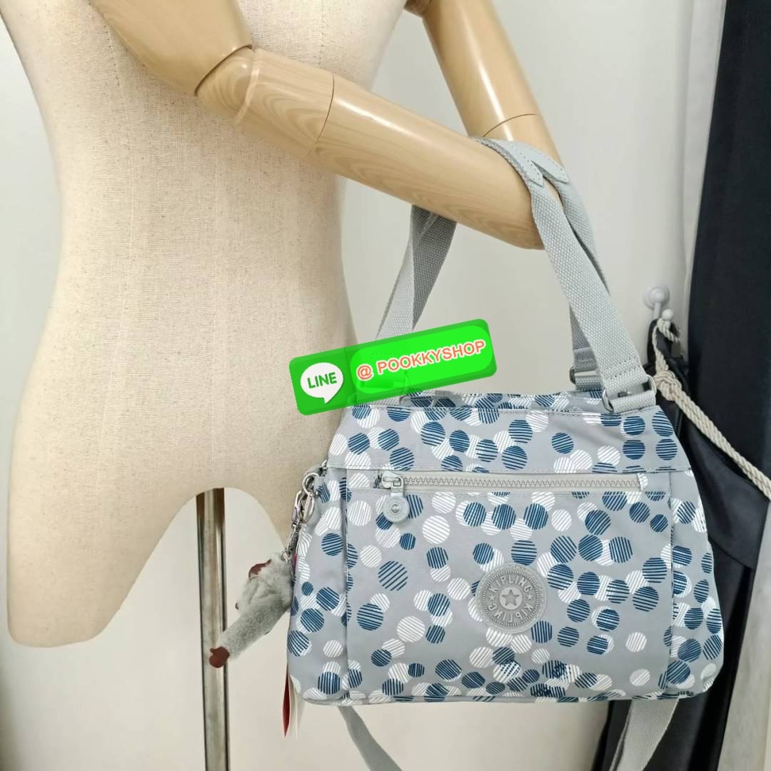KIPLING ELISE HANDBAG กระเป๋าถือและสะพายไหล่ วัสดุ Nylon +Polyester ขนาดกำลังพอดี จุของได้มาก มีหูจับสองสาย ถือสะดวก น้ำหนักเบา มีช่องซิป ด้านหน้า ช่อง กระเป๋าหลักเปิด-ปิดด้วยซิป มี3 ช่องว่างใส่ของได้จุมากๆ ใส่มือถือได้ กระเป๋าสตางค์ใบยาว และ เครื่องสำอาง