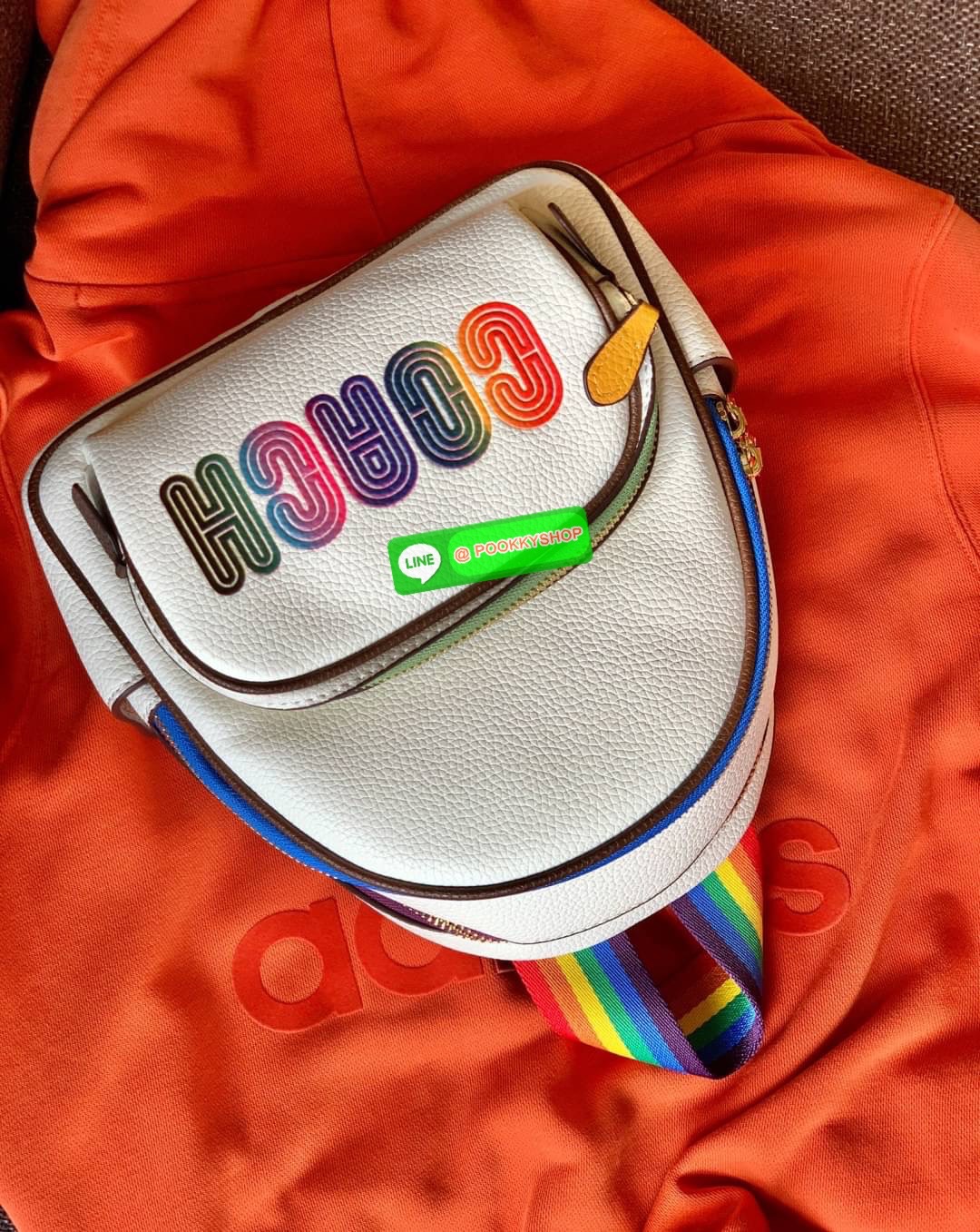 COACH MINI COURT BACKPACK WITH RAINBOW COACH ((CA624)) 🌈ต่อกันเลย สวยกันก่อน วางน้องไม่ลงเลยจริงๆค่าา😍 พร้อมส่ง! ยังไม่เข้าไทย กับกระเป๋าสะพายหลังแบบมีหูหิ้วในตัว บอกก่อนเลยว่าหนังของน้องทั้งนิ่ม ทั้งสวย อย่างดีเลยค่ะ