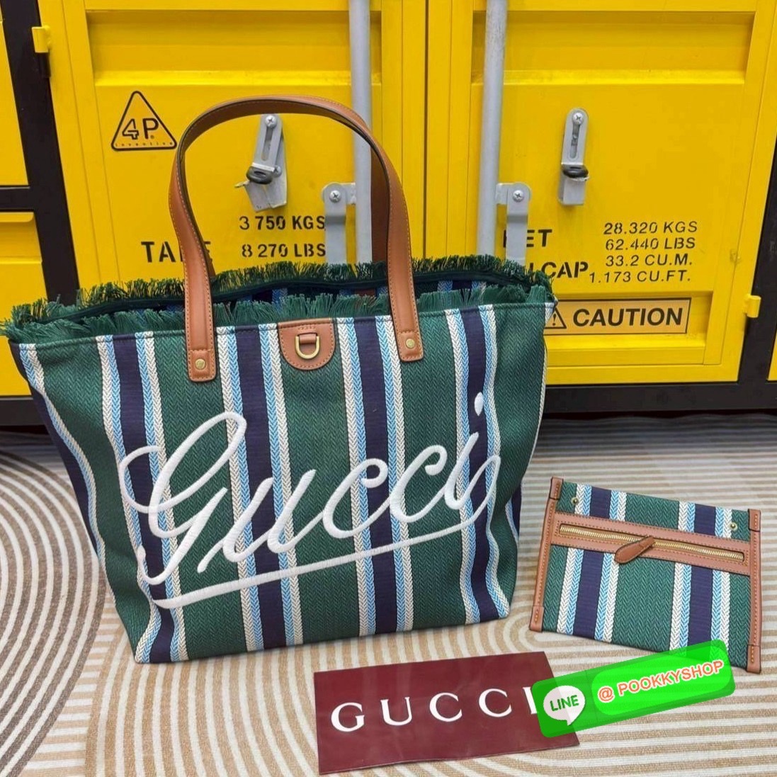 Gucci Embroidered large canvas tote bag Variation multicolor canvas กระเป๋าสะพายทรงโท้ทใบใหญ่ โดดเด่นผ้าแคนวาสฝ้ายลายทางสะดุดตา ตกแต่งด้วยงานปักลาย Gucci ด้านหน้า คอลเลคชั่นฤดูใบไม้ผลิ/ฤดูร้อน 2025 ภายในโล่งกว้าง จุของได้สบายๆ สะพายไปเที่ยว short vacation