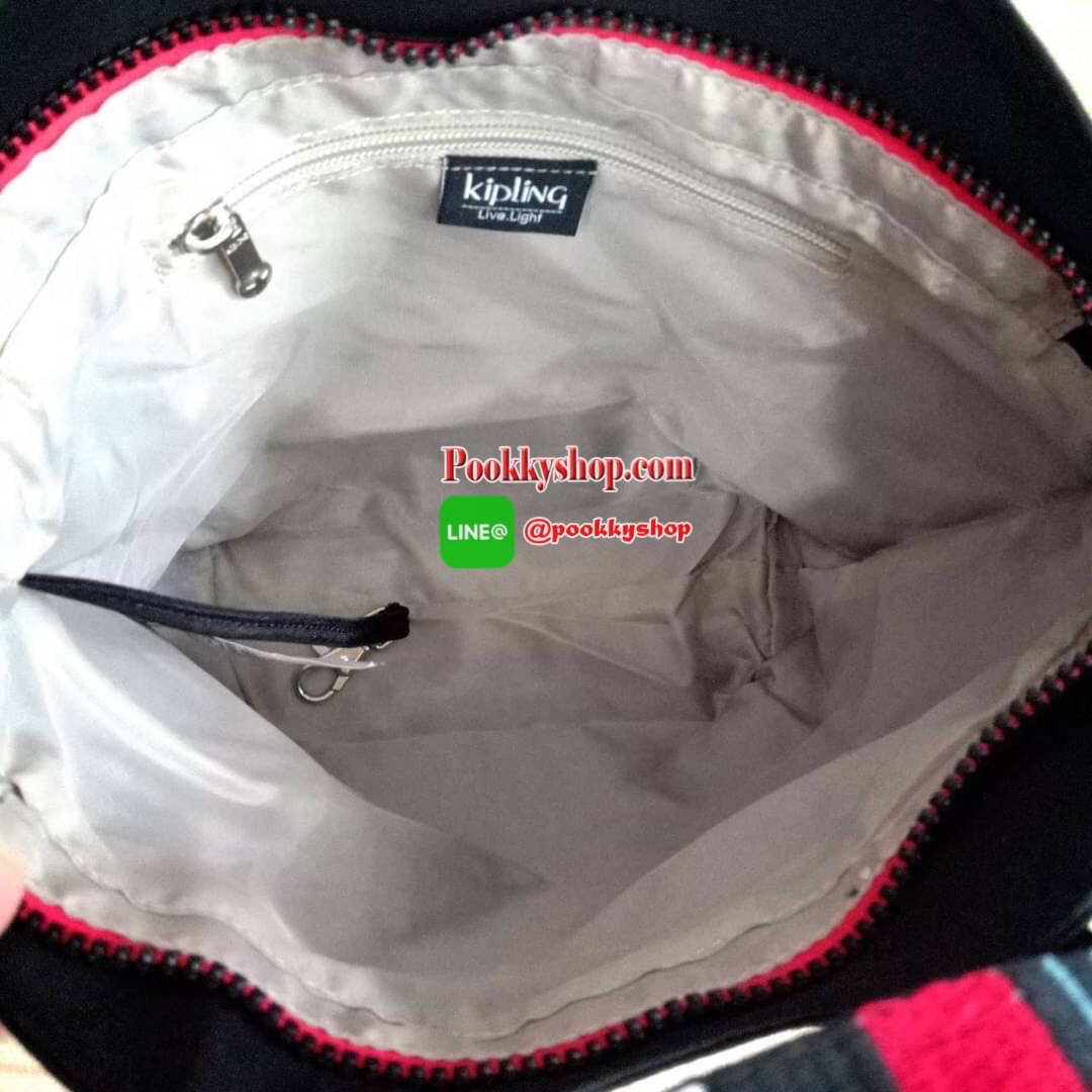 KILING NORI Handbag & Shoulder bag กระเป๋าถือหรือสะพายขนาดกลาง ทำจากวัสดุ ผ้า Nylonเคลือบ+Polyester น้ำหนักเบา จุดเด่นที่ช่องหลักมีขนาดใหญ่ พร้อมช่องซิปแยกย่อย สามารถใส่สัมภาระได้เยอะ มาพร้อมสายสะพายยาว สามารถปรับระดับได้ตามความต้องการ มีพวงกุญแจลิงห้อยตา