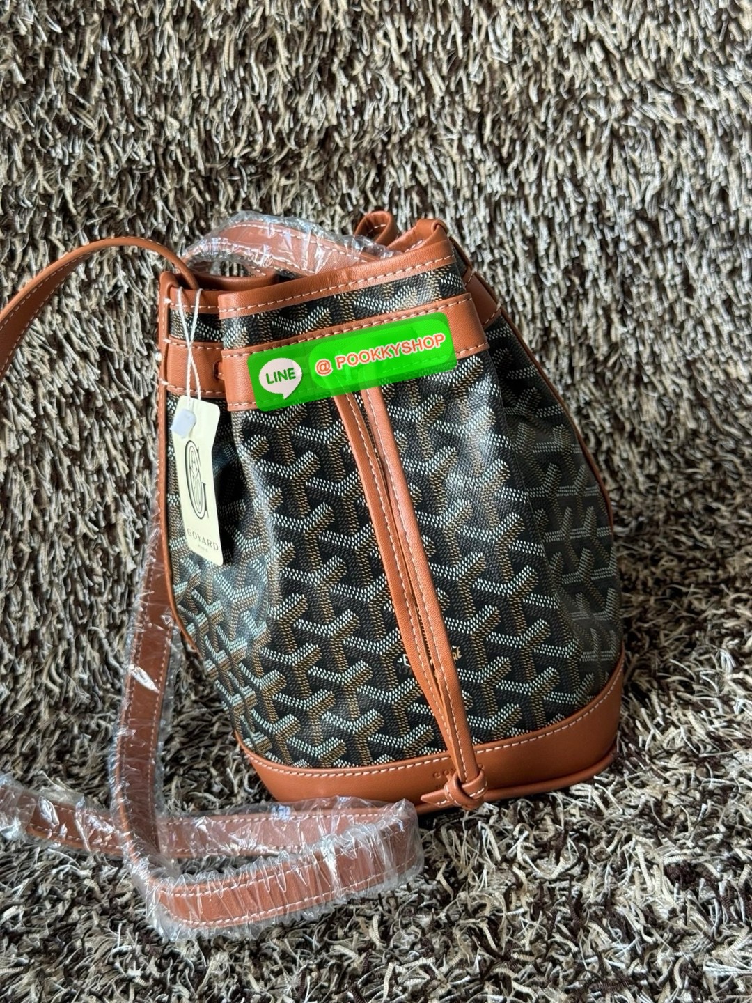 GOYARD PETIT FLOT BUCKET BAG กระเป๋าทรงถังรุ่น Petit Flot เป็น re-issue ของรุ่นดั้งเดิม ด้วยรูปทรงที่ถูกออกแบบมาอย่างสวยงาม ลงตัว เข้ากับทุกการแต่งตัว รวมถึงทันกระแสแฟชั่นทุกยุคทุกสมัย ภายในกว้างจึงสามารถบรรจุสิ่งของได้เยอะจุใจและเก็บของต่าง ๆ ได้อย่างปลอ