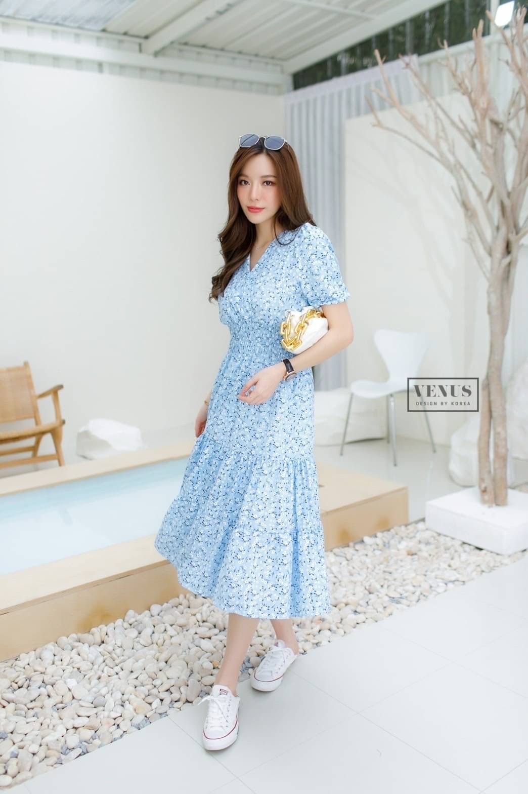 'm Lady By Venus Flora Maxidress แม๊กซี่เดรสพิมพ์ลายดอกไม้ คอวีทรงป้ายอก ช่วงอกแต่งจั๊มยืดตามตัวนะคะ แม๊ทกับรองเท้าผ้าใบก็น่ารักคะ