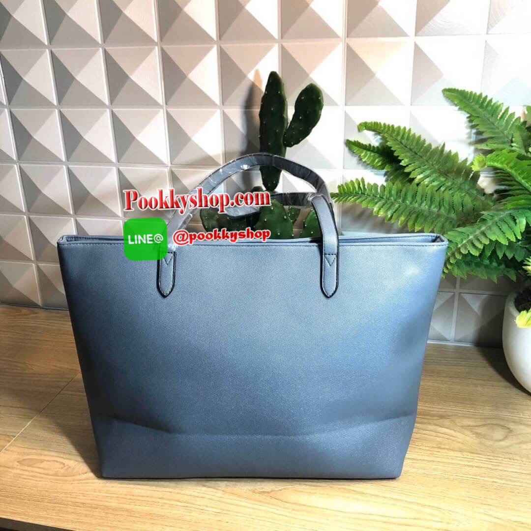 Victoria’s Secret Tote Bag 2019 กระเป๋าถือหรือสะพายลายหนังคาเวียร์ สวยด้านหน้าประดับด้วยโลโก้ ตัวกระเป๋าแต่งด้วยลายปักสวยเก๋ ปากกระเป๋าเปิดปิดด้วยซิปสะดวกใช้ ภายในมีช่องโล่งและช่องเล็กไว้แบ่งเก็บของ ใส่หนังสือ เอกสาร A4 Notebook ipad กระเป๋าสตางค์ ของใช้ไ